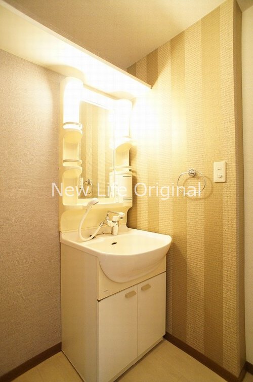 洗面設備　朝の忙しい時間に便利な独立洗面台。