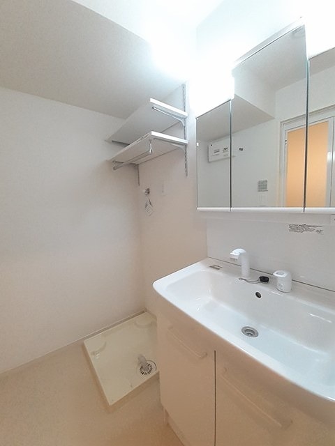 洗面設備　シャワー付き洗面台です。