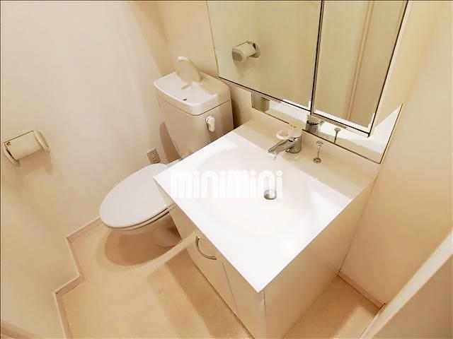 洗面設備　朝の支度もスムーズな独立洗面台。