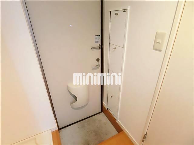 玄関　下駄箱付きで靴も収納できます。