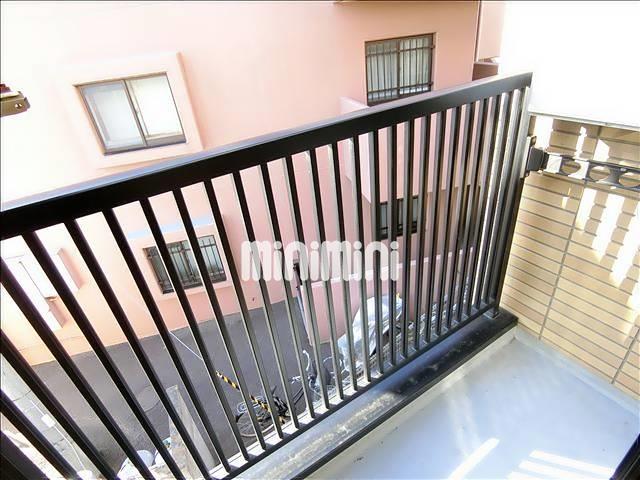 バルコニー　２階のお部屋で洗濯物がたくさん干せます。