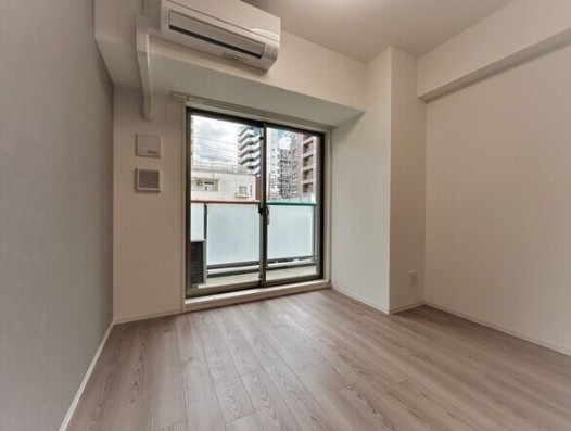 バルコニー　※３階の別部屋の参考写真です。部屋によってカラータイプも異な