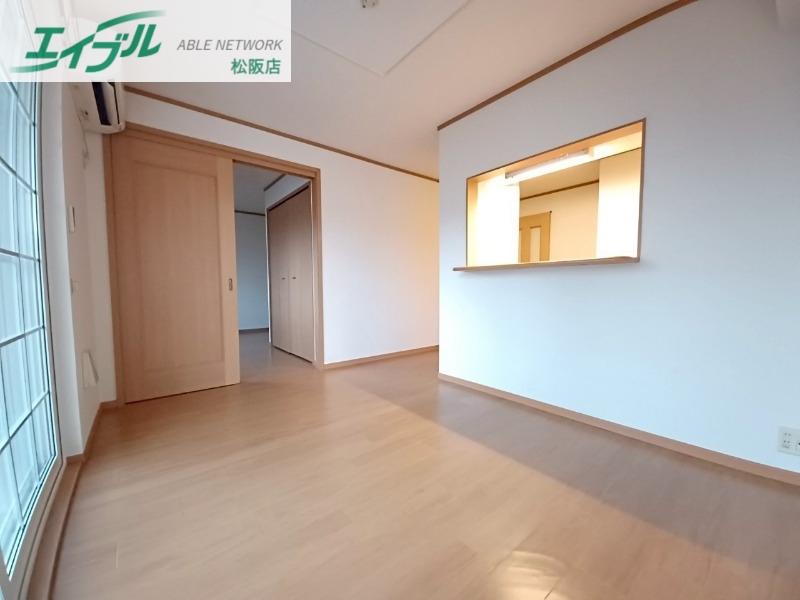 居室・リビング　同物件別室反転タイプ画像