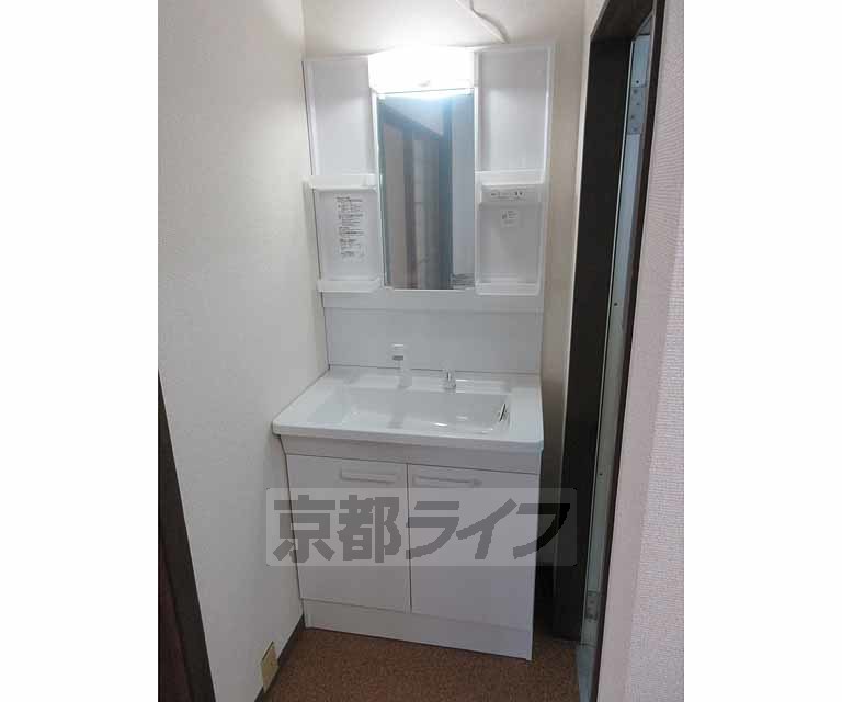 洗面設備　綺麗な独立洗面台・