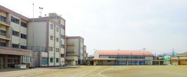 中学校　八王子市立四谷中学校（中学校）まで389m