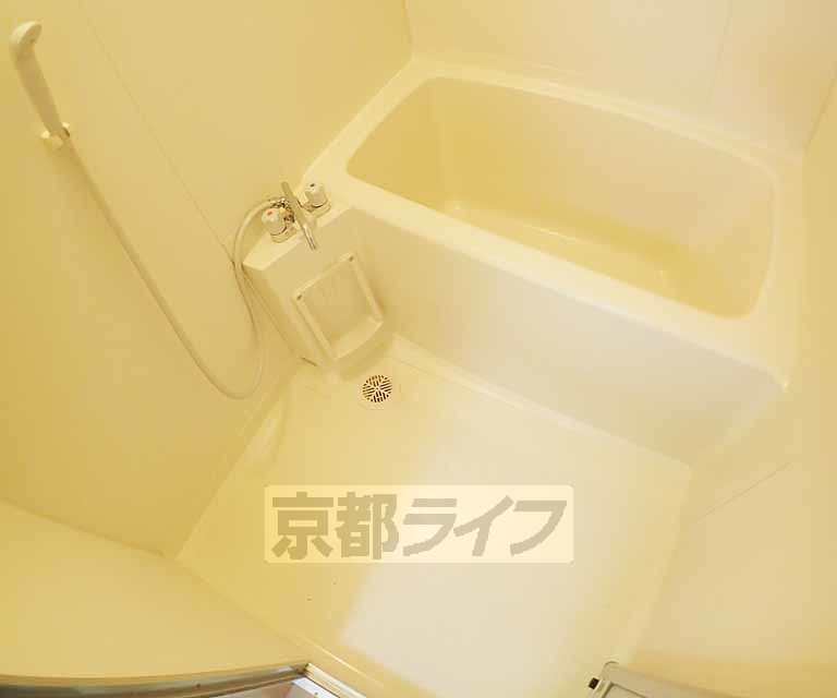 バス・シャワールーム　清潔感のあるバスルームです。