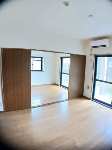 居室・リビング　明るい色調の室内です