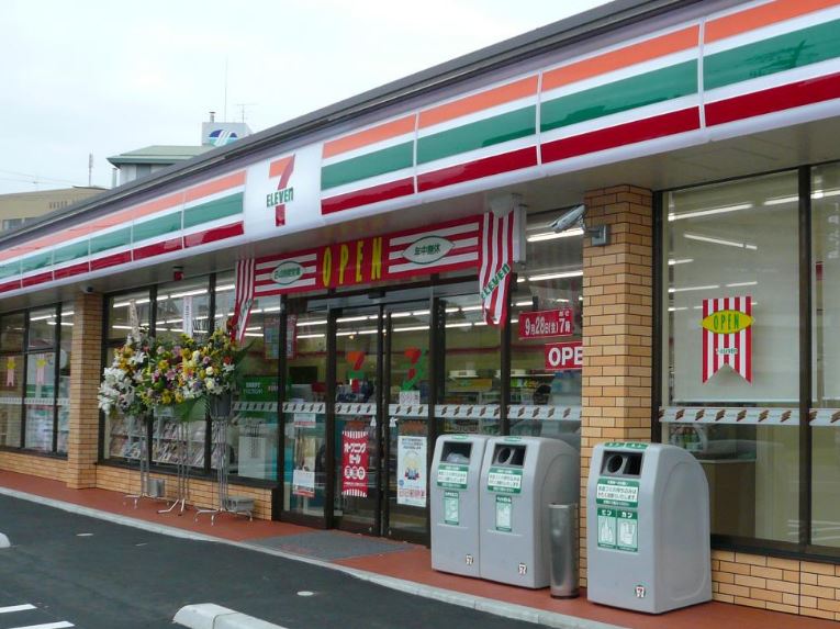 コンビニ　セブンイレブン（コンビニ）まで214m