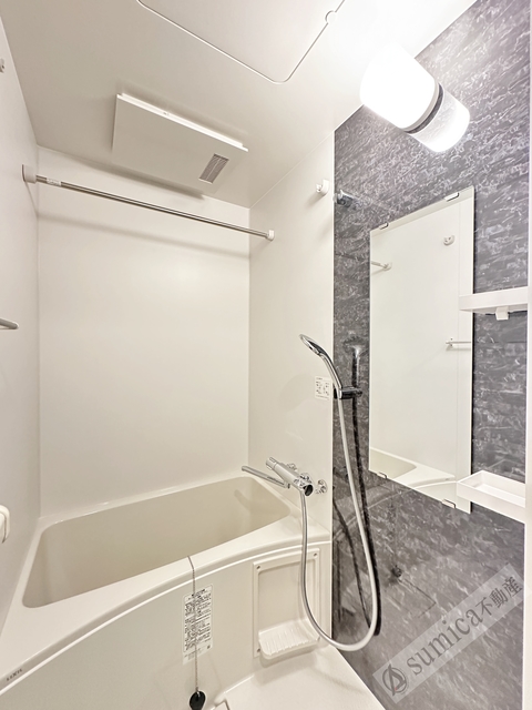 バス・シャワールーム　浴室乾燥機完備です。雨の日も楽々お洗濯♪