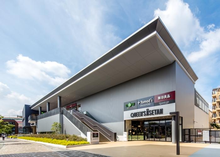 スーパー　クイーンズ伊勢丹仙川店（スーパー）まで827m