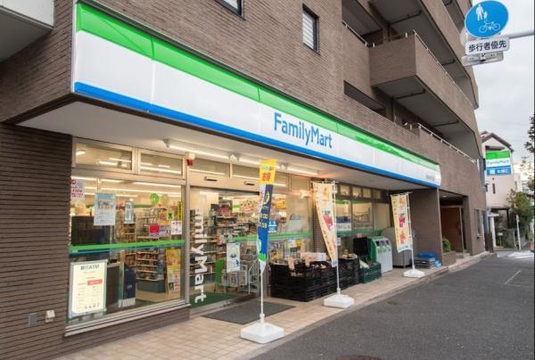 コンビニ　ファミリーマート世田谷北沢四丁目店（コンビニ）まで664m