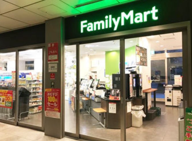 コンビニ　ファミリーマート愛宕グリーンヒルズ店（コンビニ）まで150m