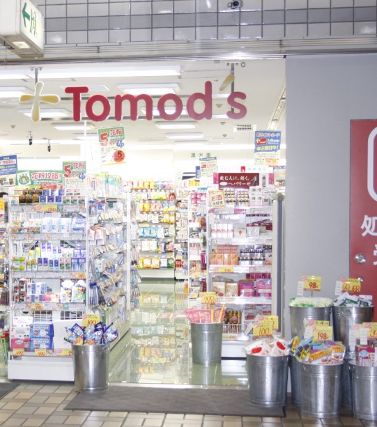 ドラックストア　トモズ神谷町店（ドラッグストア）まで320m