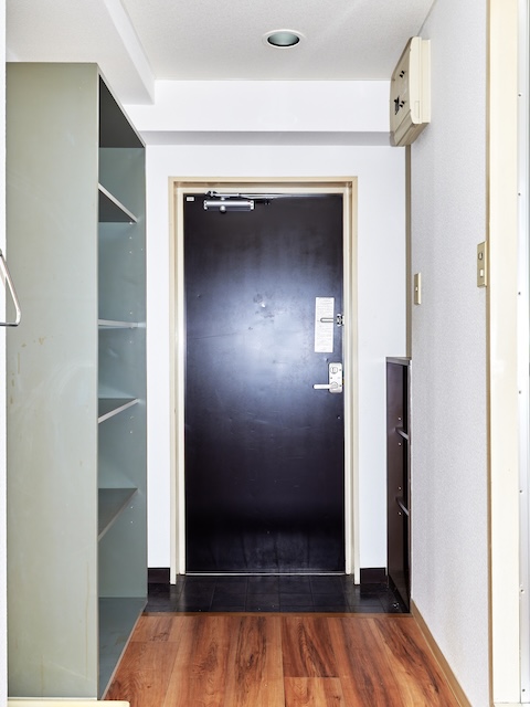 玄関　大型収納棚とオープンシューズボックスあります