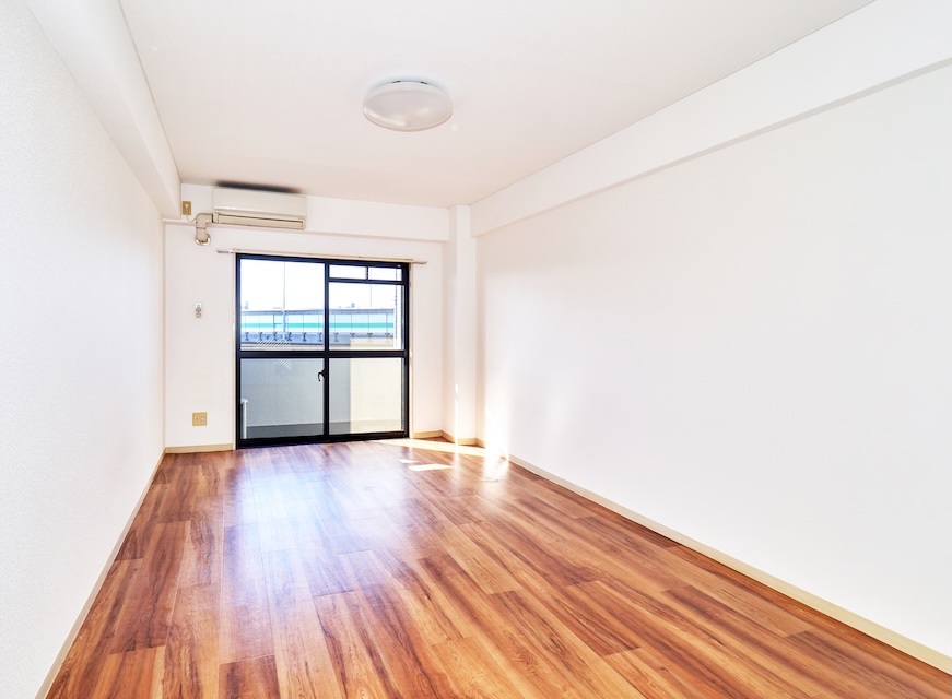 居室・リビング　8帖洋室、照明付