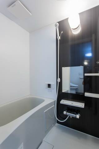 バス・シャワールーム　ゆったりとしたバスルーム