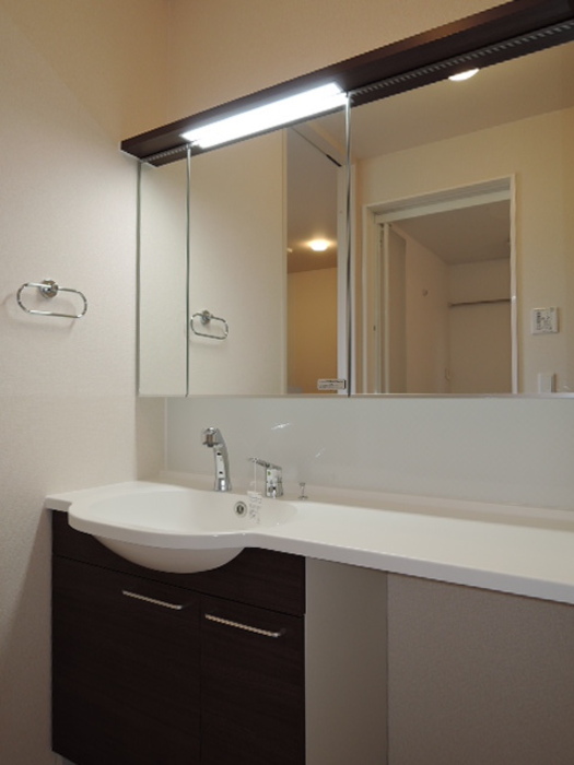 洗面設備　スペースが確保できる洗面所です