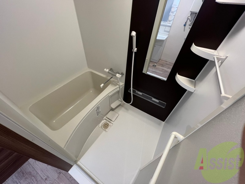 バス・シャワールーム　こちらはお風呂。一日の疲れをここで癒してください。