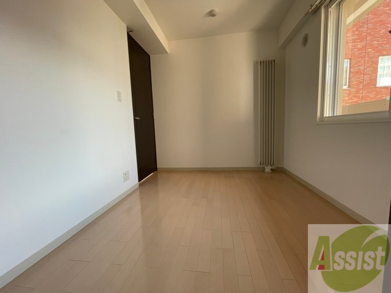 その他部屋・スペース　こちらが寝室です。窓が大きくて明るいですね。