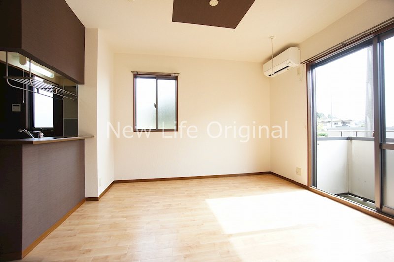 居室・リビング　2面採光で明るいリビング☆