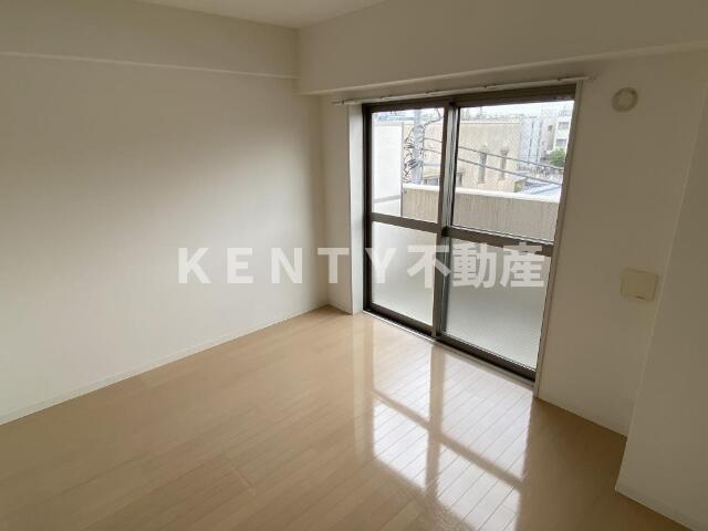 その他部屋・スペース　落ち着いた色調の寝室です