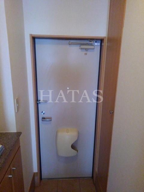 玄関　同物件別部屋です。