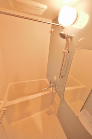 バス・シャワールーム　浴室乾燥機付きバス。