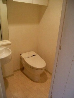 トイレ　温水洗浄便座。