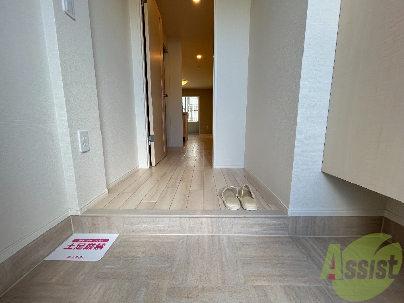 玄関　玄関は敷居が高くなく靴の着脱がしやすそうです。