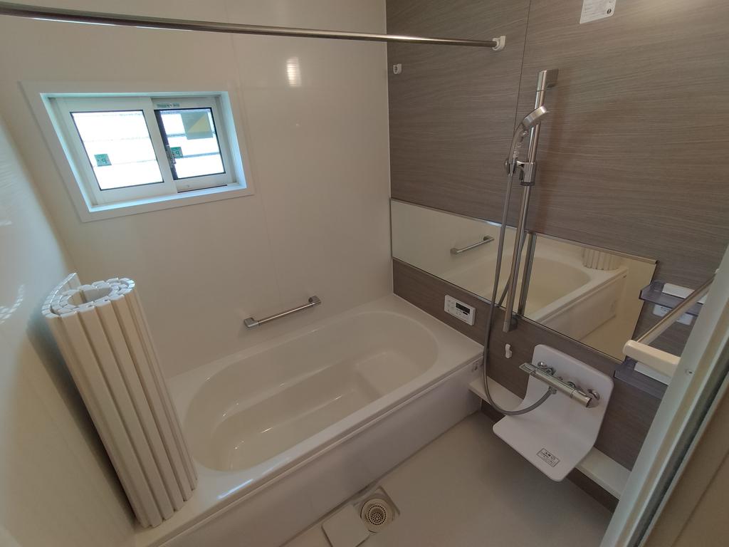 バス・シャワールーム　一坪浴室には追焚・浴室乾燥機付き！（同仕様写真）