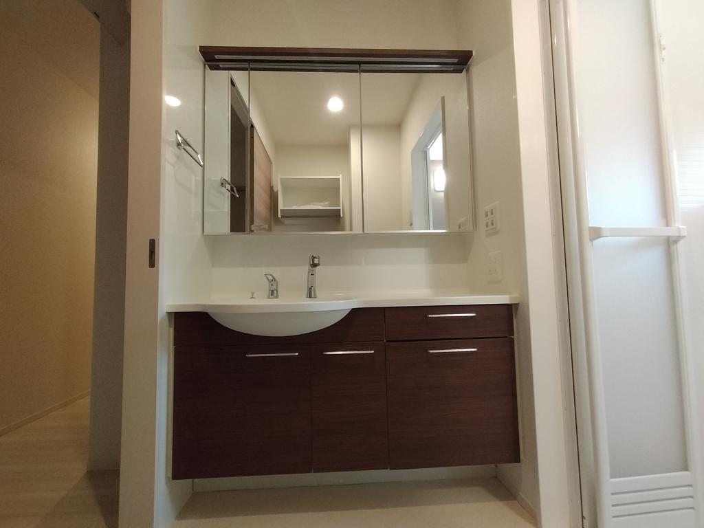 洗面設備　ワイド型シャワー付洗面化粧台☆（同仕様写真）