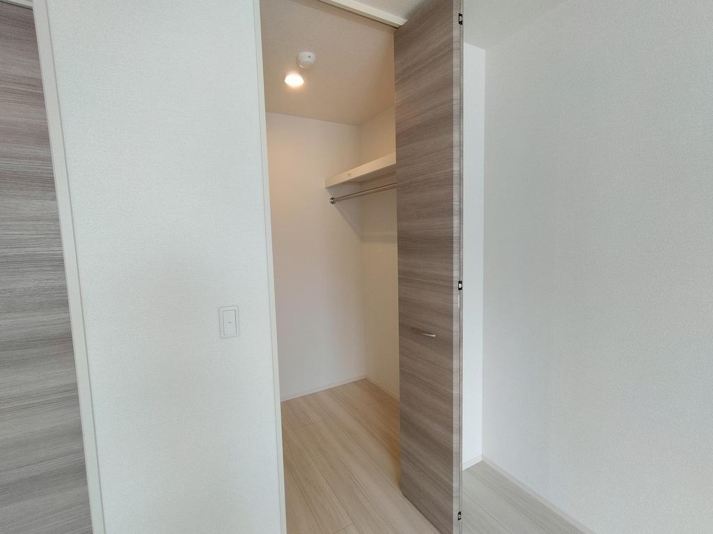 収納　ウォークインクローゼット付きで収納に便利です！（同仕様写真）