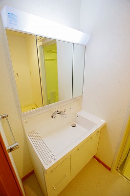 洗面設備　洗面脱衣所シャワー付洗面台