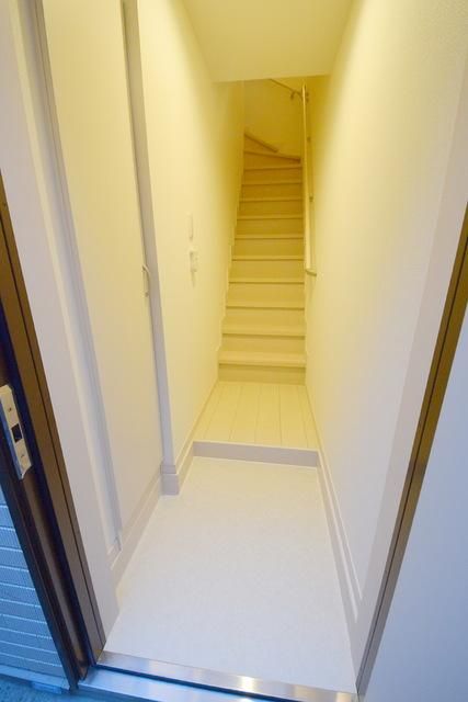 玄関　★玄関開けたら専用階段★