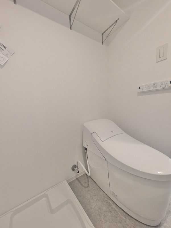 トイレ　白基調で清潔感のある空間