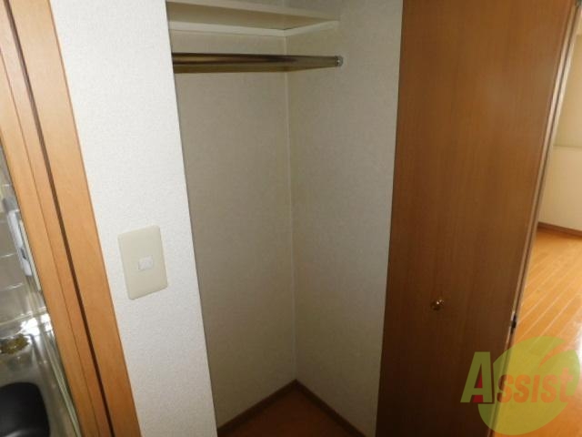 収納　ハンガーパイプ付で洋服の収納も楽々です。２段式で収納便利