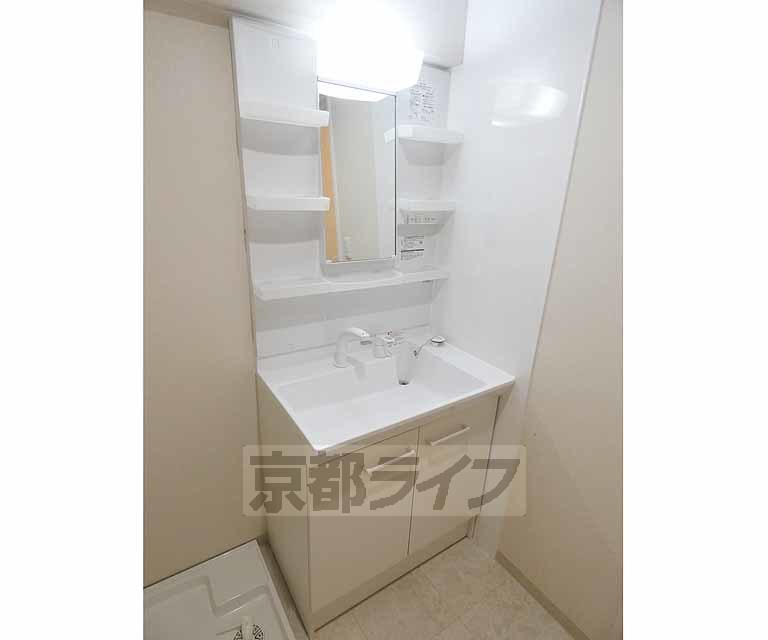 洗面設備　きれいな洗面台です。