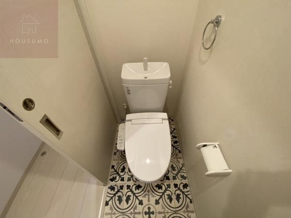 トイレ　落ち着いた色調のトイレです