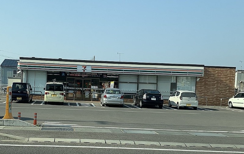 コンビニ　セブンイレブン観音寺出作店（コンビニ）まで439m