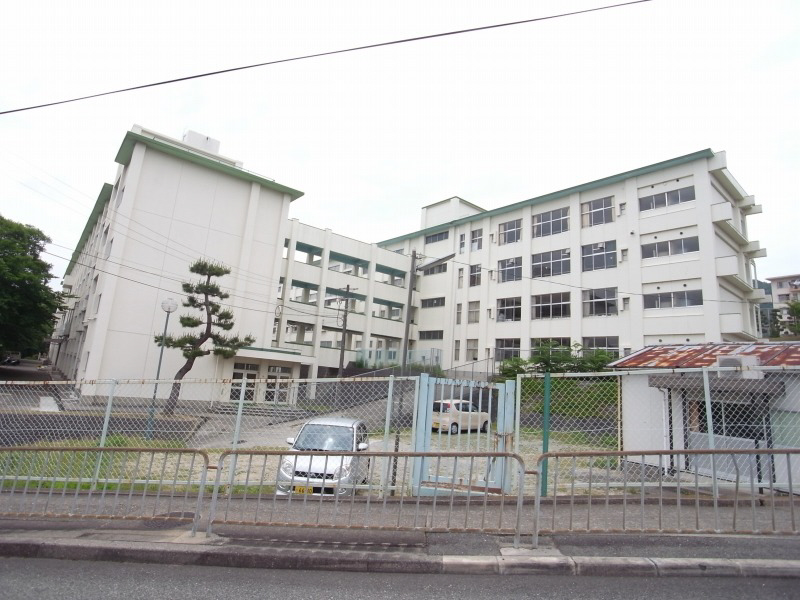 中学校　川西中学校（中学校）まで1396m