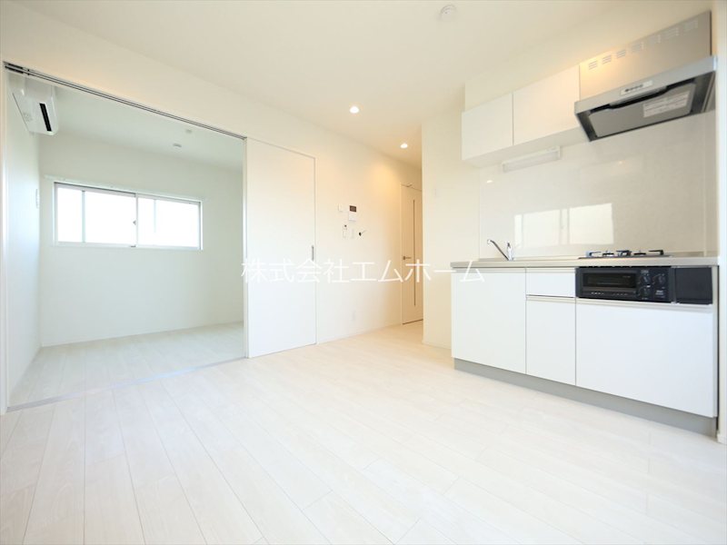 居室・リビング　ＬＤＫ8.3帖　システムキッチン　エアコン完備