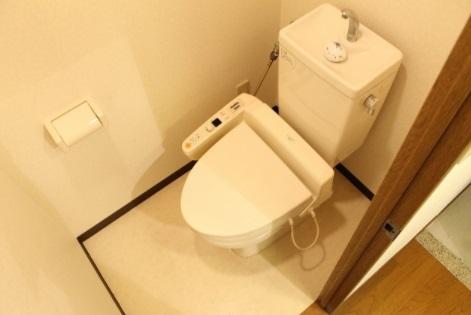 トイレ　コーシン本町橋　温水洗浄便座