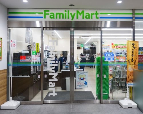 コンビニ　ファミリーマート 新橋桜田公園前店（コンビニ）まで137m