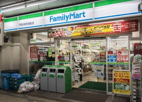 コンビニ　ファミリーマート 門前仲町駅前店（コンビニ）まで32m