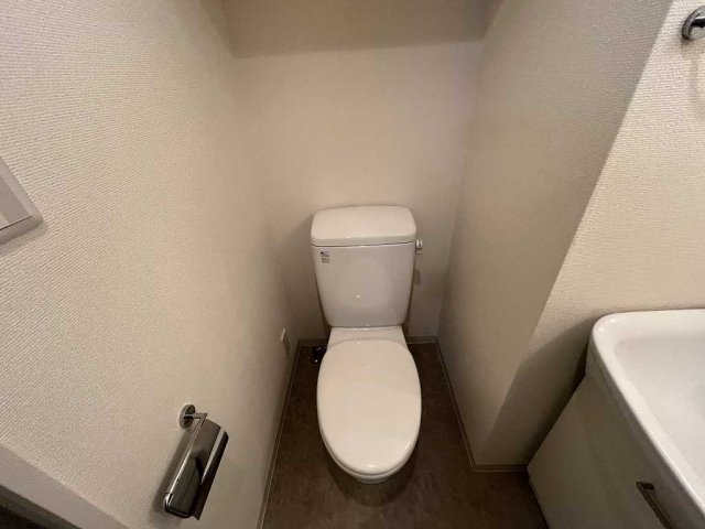 トイレ　落ち着いた色調のトイレです