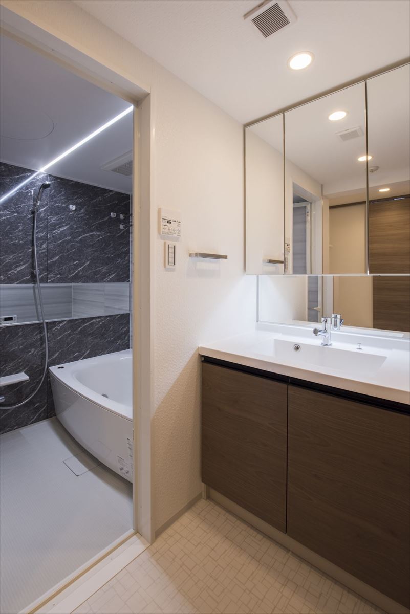 洗面設備　独立洗面台、朝の身支度には欠かせません