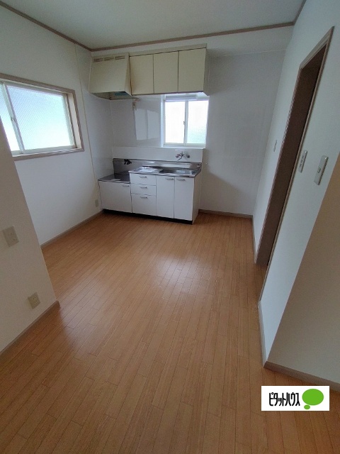 居室・リビング　同物件別部屋