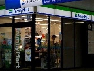 コンビニ　ファミリーマート（コンビニ）まで450m