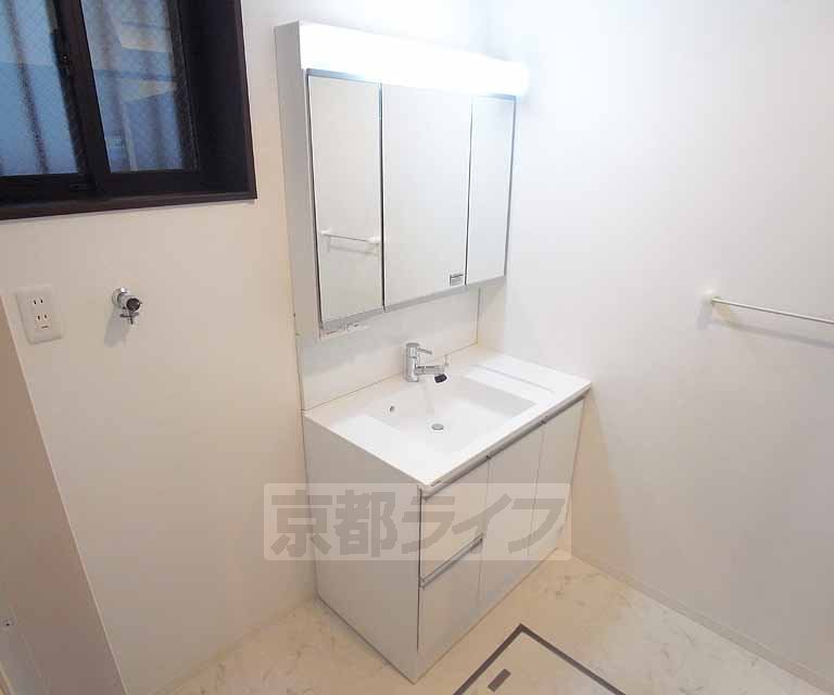 洗面設備　高級感の漂う洗面台ですね。