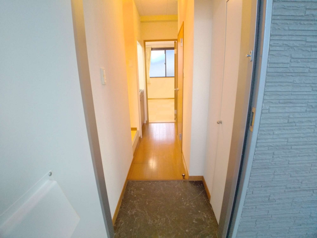 玄関　玄関ドアは防犯サムターン設置